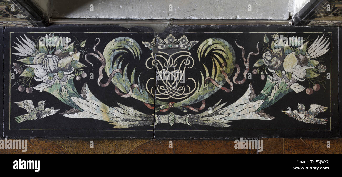 Scagliola Fensterbank mit den Lauderdale Chiffre und Coronet von Baldassare Artima in die Königin Schrank am Ham House, Richmond-upon-Thames. Stockfoto