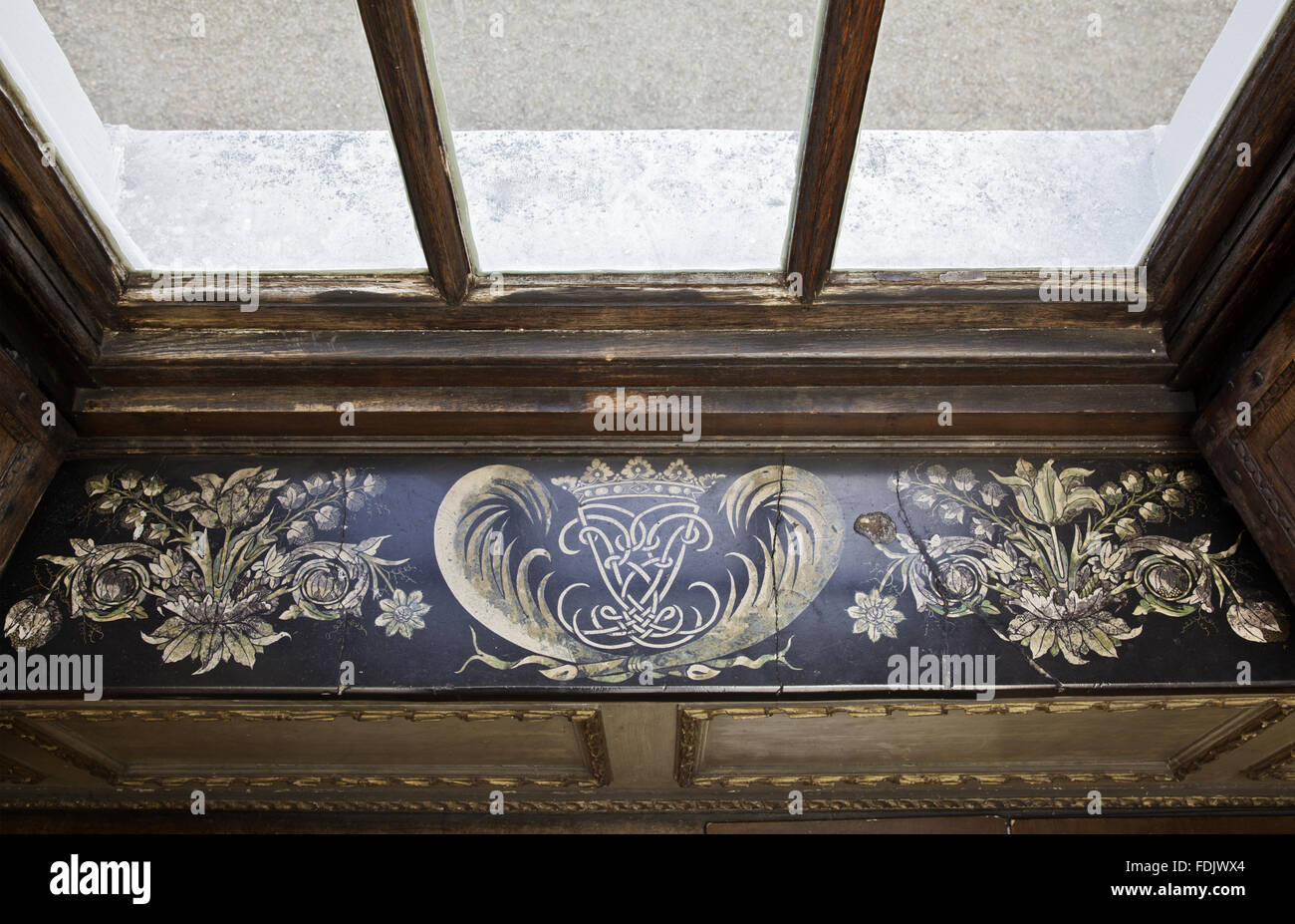 Scagliola Fensterbank mit den Lauderdale Chiffre und Coronet von Baldassare Artima in die Königin Schrank am Ham House, Richmond-upon-Thames. Stockfoto