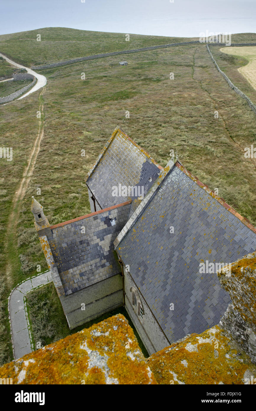 Ein Blick über das Langhaus der Kirche von St. Helena aus dem Turm. Die Kirche wurde im Jahre 1897 fertiggestellt. Lundy, 18 Kilometer vor der Küste von North Devon wird befindet sich im Besitz des National Trust, aber finanziert, verwaltet und gepflegt von der Landmark Trust. Stockfoto