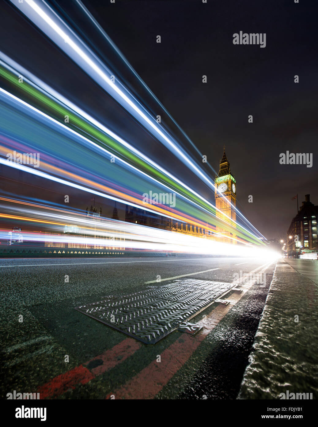 Leichte Wanderwege auf der Westminster Bridge bei Nacht, London, England, Großbritannien Stockfoto