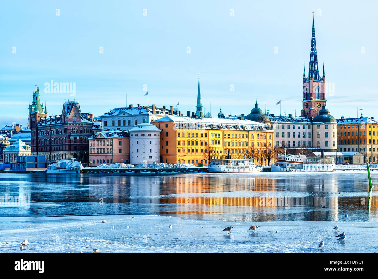 Ein Blick auf Stockholms Gamla Stan Region aus über den gefrorenen Fluss im Winter. Stockfoto