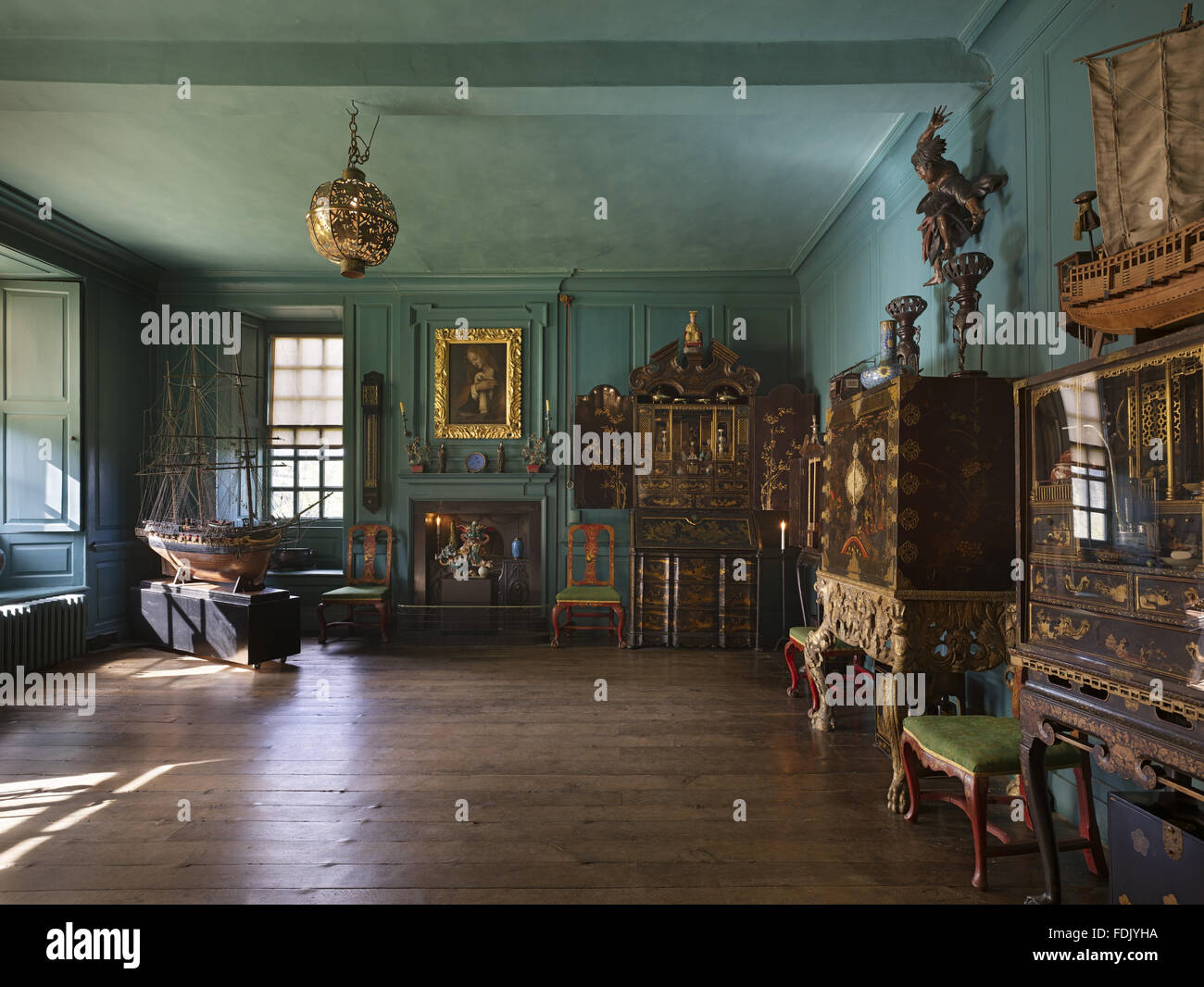 Der Türkis-Halle (blaue Zimmer) Snowshill Manor, Gloucestershire. Dieses Zimmer ist ca. 1720 und hat die ursprüngliche Nadelholz Profilbretter, Repaint von Charles Wade. Stockfoto