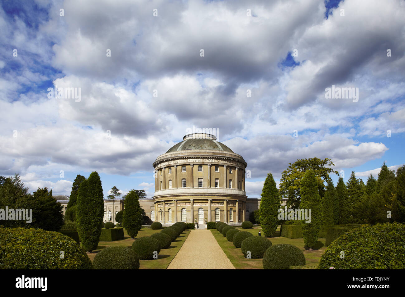 Blick entlang der zentralen Hauptweg durch den Garten, die Rotunde am Ickworth, Suffolk. Das Haus wurde im Jahre 1795 gestartet aber nicht abgeschlossen bis 1830, mit einer Kuppel Rotunde mit klassisch Säulen und Friese und Korridore, die Verknüpfung von rechteckigen geschwungenen Flügel o Stockfoto