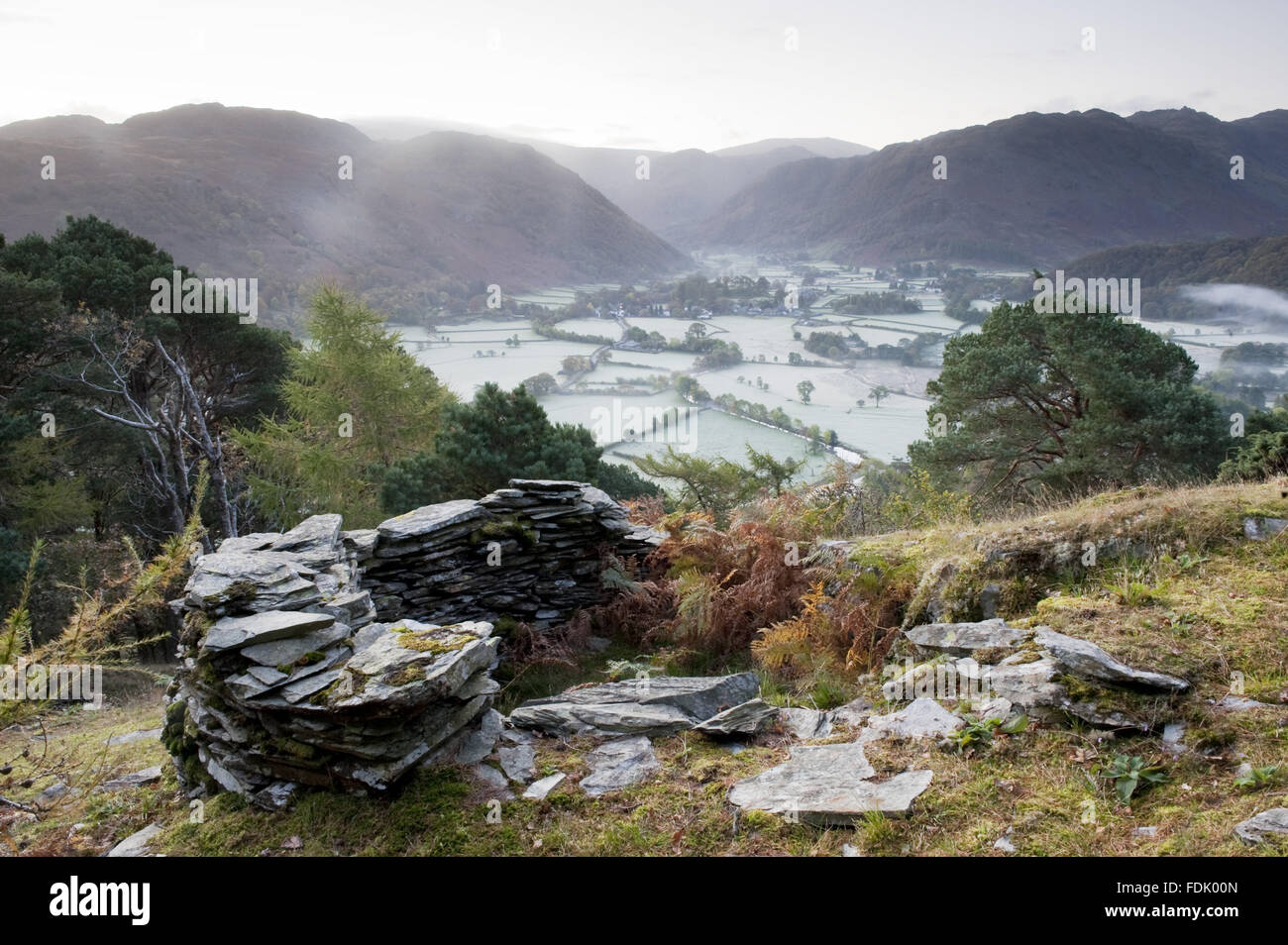 Am frühen Morgen Blick von Schloss Fels mit Schiefer gestapelt im Vordergrund, Borrowdale, Lake District, Cumbria. Stockfoto