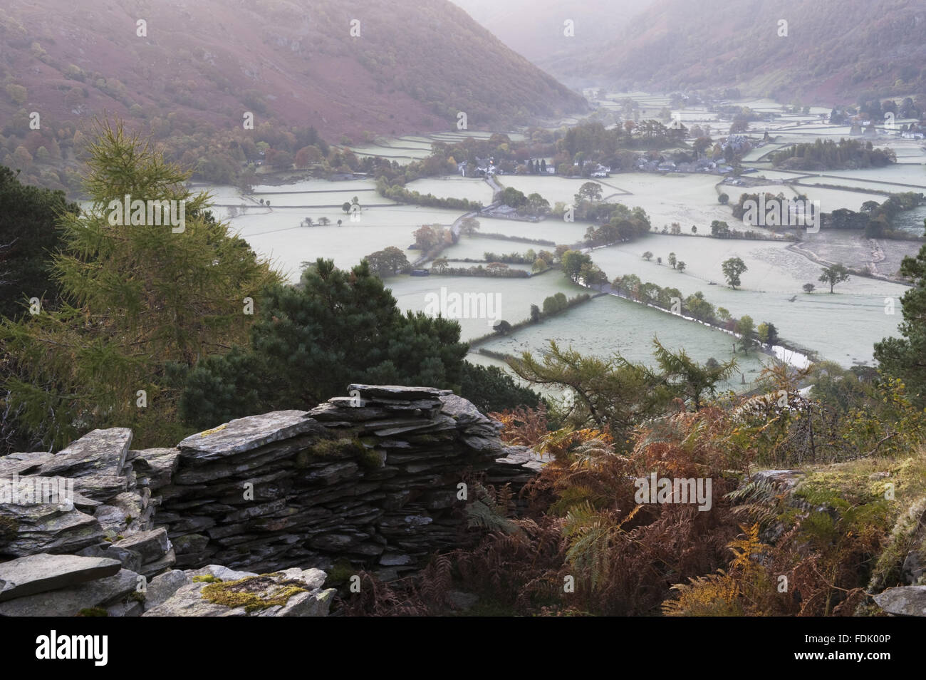 Am frühen Morgen Blick von Schloss Fels mit Schiefer gestapelt im Vordergrund, Borrowdale, Lake District, Cumbria. Stockfoto