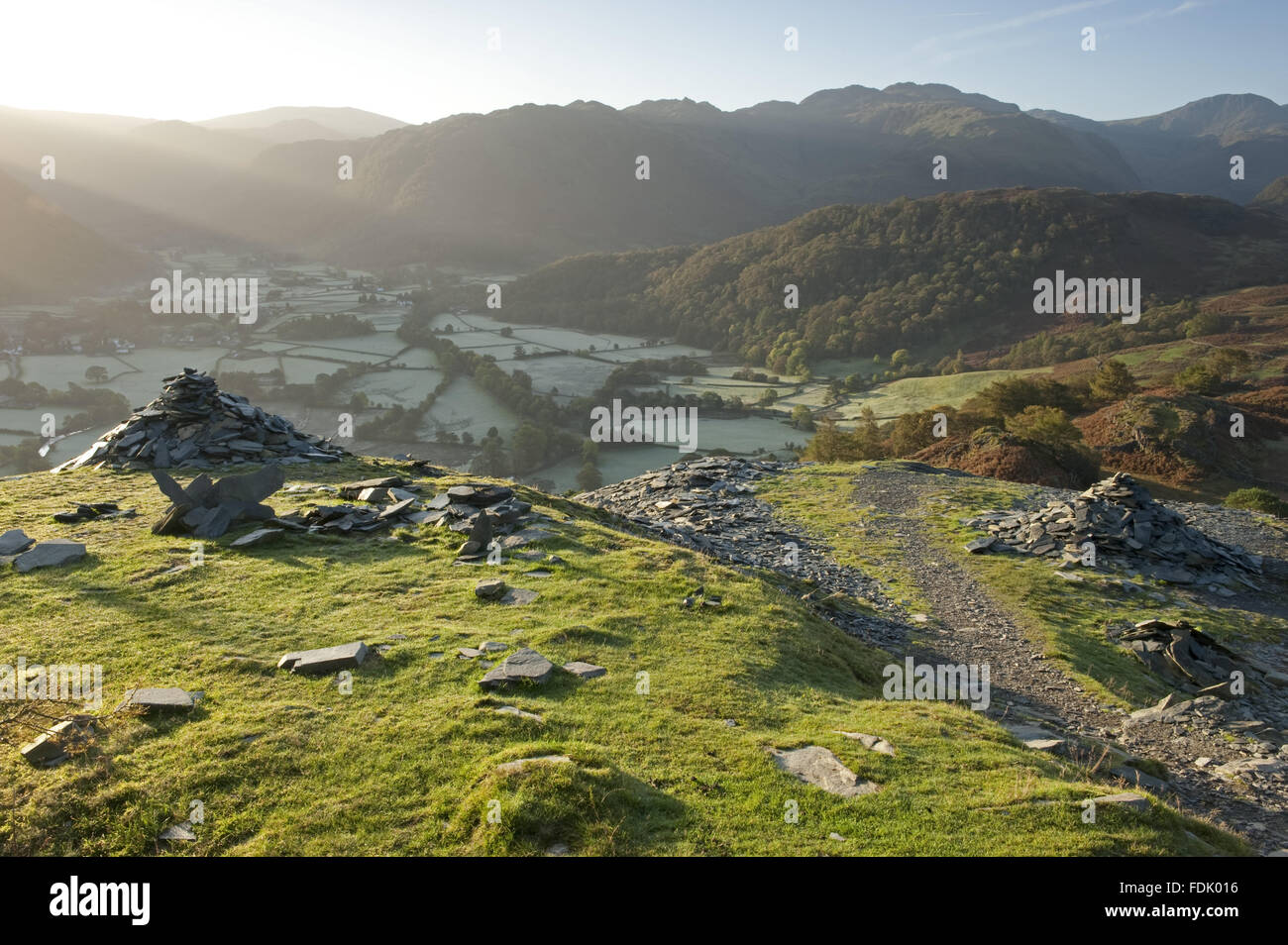 Der Blick von Schloss Fels mit Resten der Schieferbergwerk in den Vordergrund, Borrowdale, Lake District, Cumbria. Stockfoto