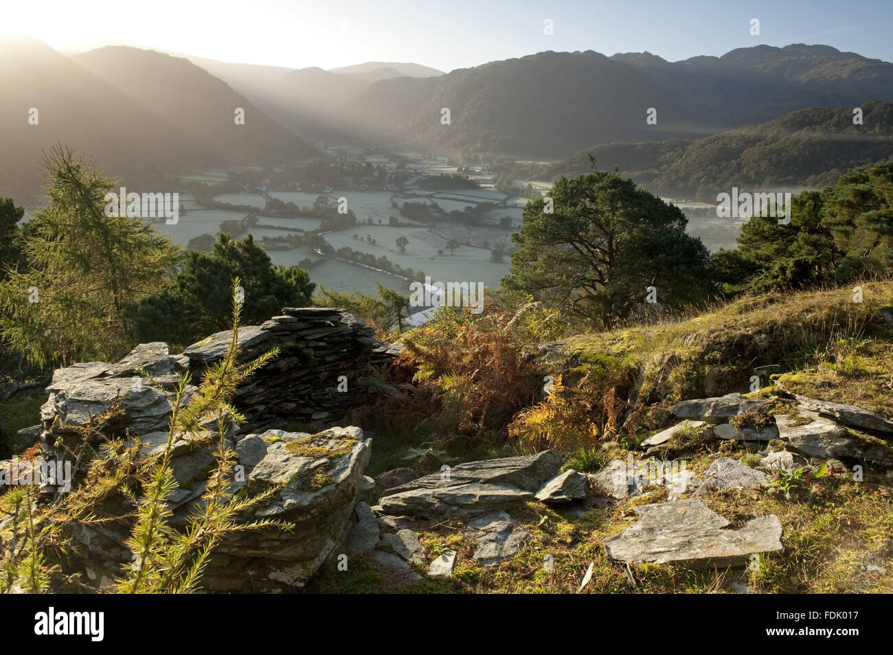 Der Blick von Schloss Fels mit Resten der Schieferbergwerk in den Vordergrund, Borrowdale, Lake District, Cumbria. Stockfoto