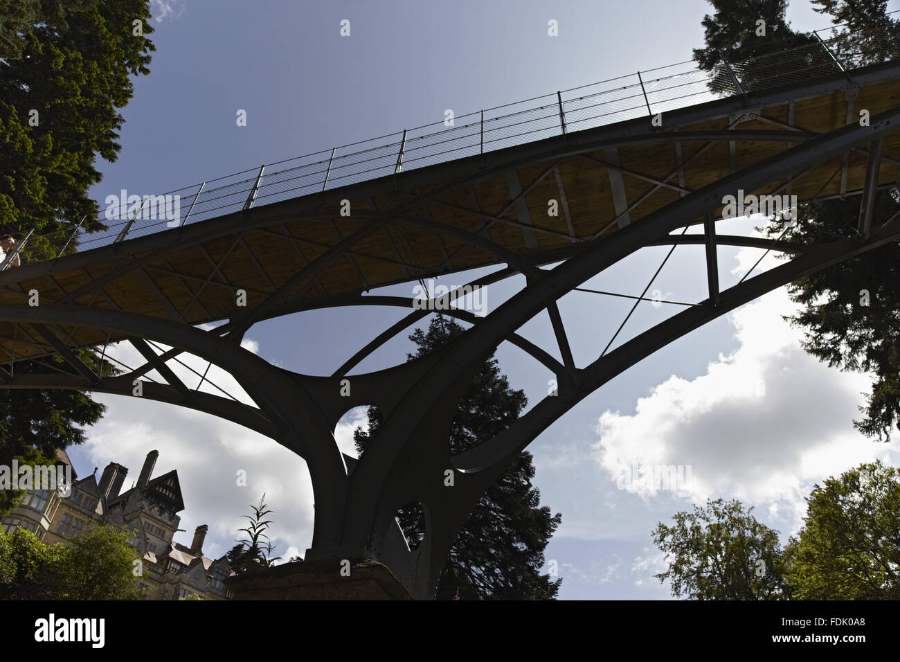 Die Eisenbrücke die Debdon brennen, Verknüpfung von Haus und Garten Wand Cragside, Northumberland erstreckt. Der Steg wurde 1870-75 gebaut. Stockfoto