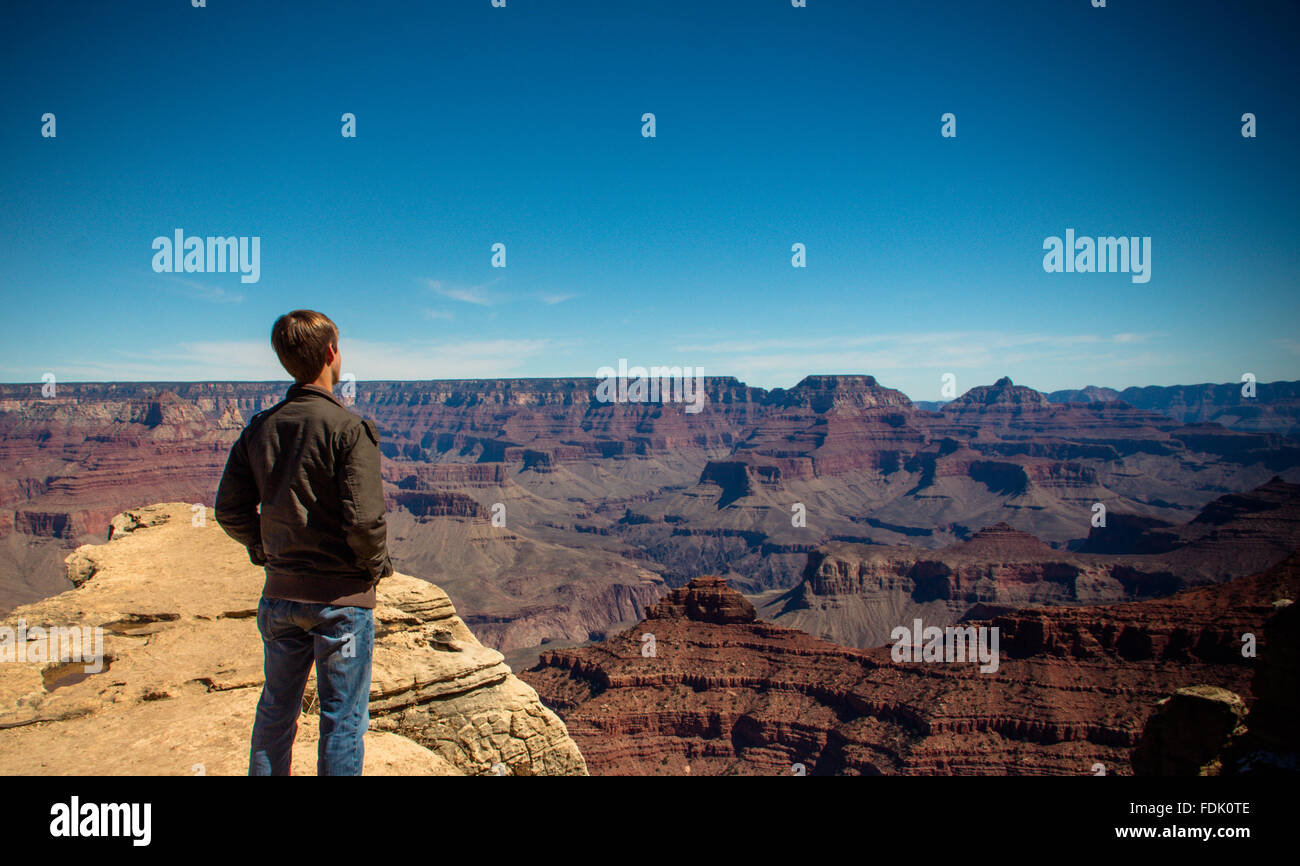 Rückansicht eines jungen Mannes Blick auf Ansicht, Grand Canyon, Arizona, Amerika, USA Stockfoto