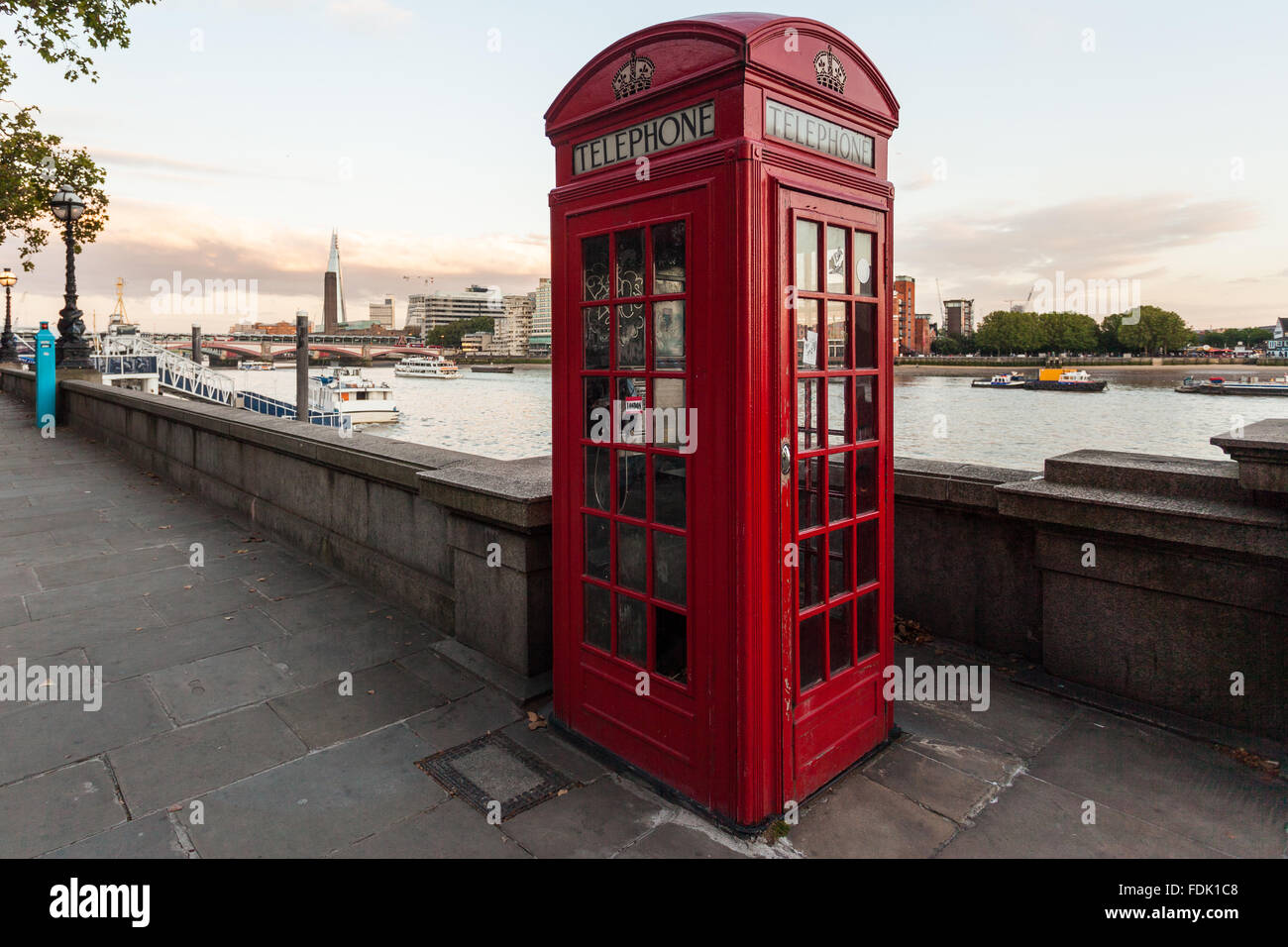 Traditionelle rote Telefonbox, London, England, Vereinigtes Königreich Stockfoto
