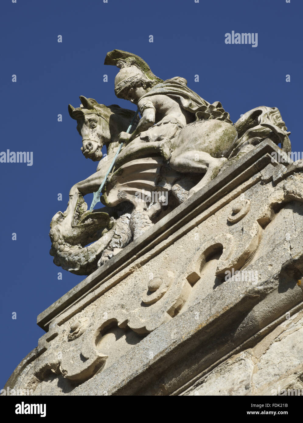 Stein-Skulptur von St George tötet den Drachen in Anglesey Abbey, Cambridgeshire. Stockfoto