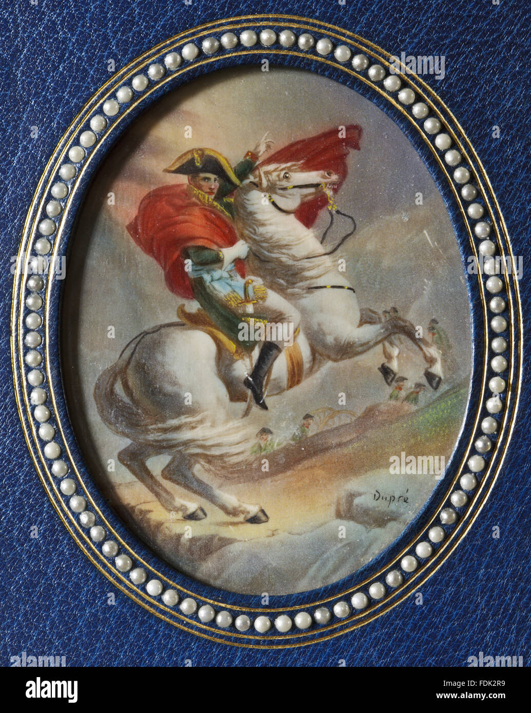 Ovales Porträt auf die Bindung von Volume 3 der Leben von Napoleon, 1823 (Irland), Teil der Bibliothek in Anglesey Abbey, Cambridgeshire. 6.G.13-16. Das Gemälde ist eine Kopie des Davids Napoleon Überquerung der Alpen. Stockfoto