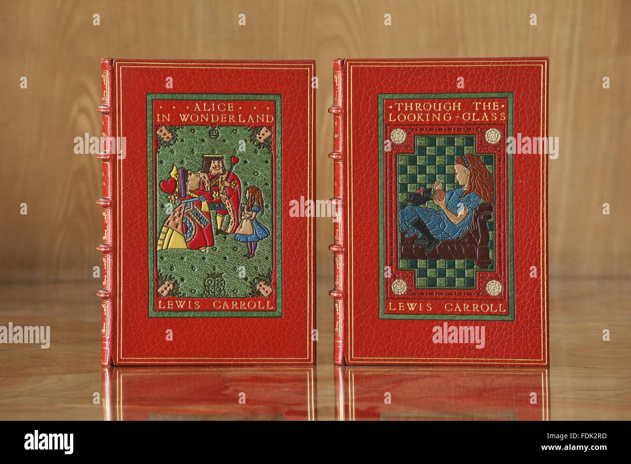 20. Jahrhundert Editionen von Lewis Carroll¿s Alice in Wonderland und Through the Looking Glass, mit Bindungen durch Sangorski und Sutcliffe, in der Bibliothek in Anglesey Abbey, Cambridgeshire. 11.E.5-6 Stockfoto