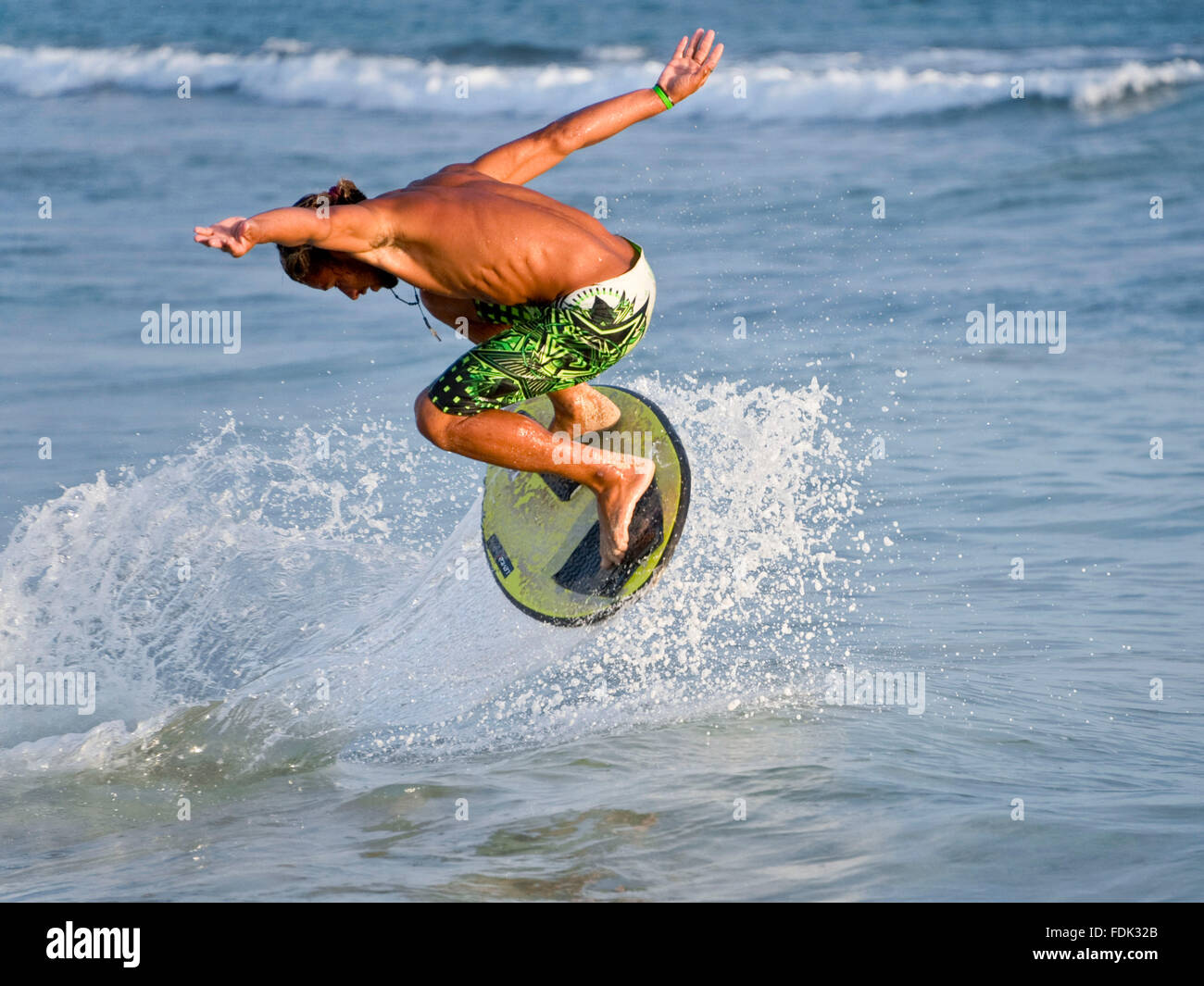 Ein Skimboarder führt einen Trick am Strand von Santa Maria, Insel Sal, Kapverden. Stockfoto