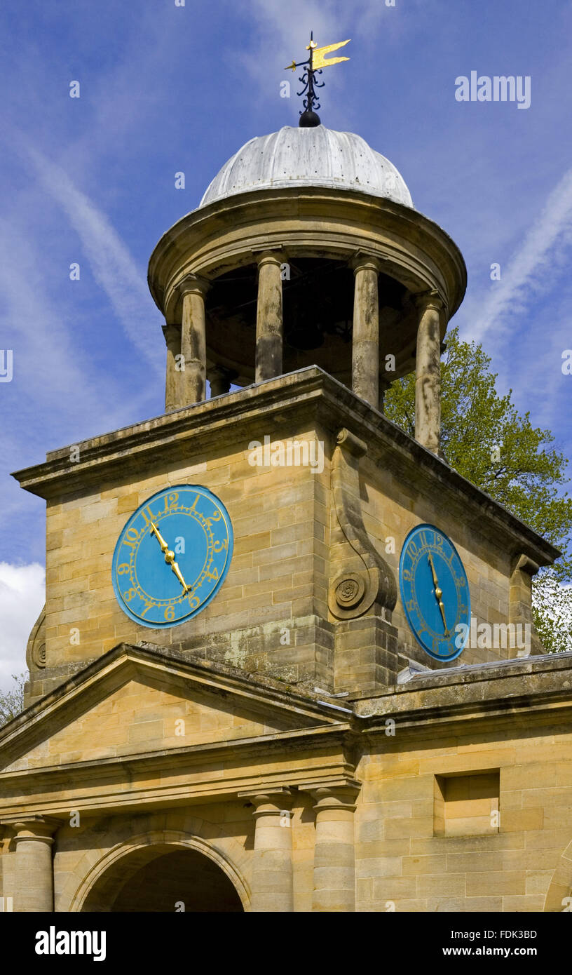 Der Uhrturm mit einer Kuppel von dorischen Säulen, abgeschlossen im Jahre 1754 in Wallington, Morpeth, Northumberland. Stockfoto