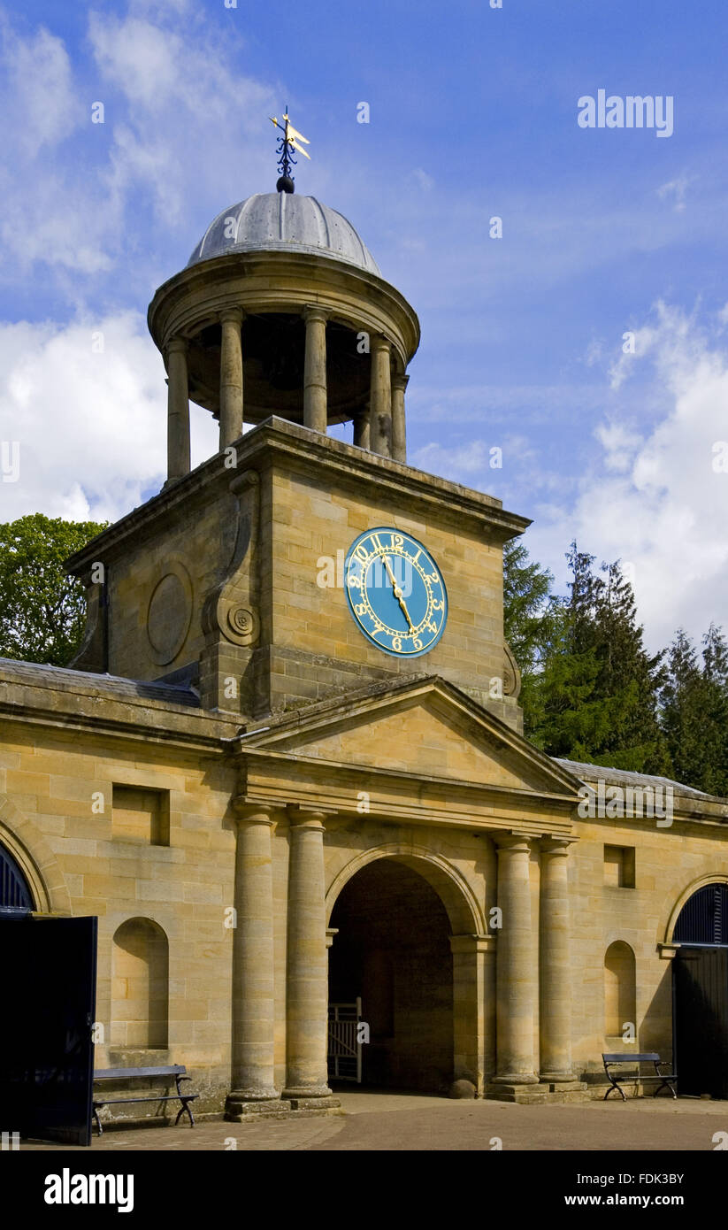 Der Uhrturm mit einer Kuppel von dorischen Säulen, abgeschlossen im Jahre 1754 in Wallington, Morpeth, Northumberland. Stockfoto