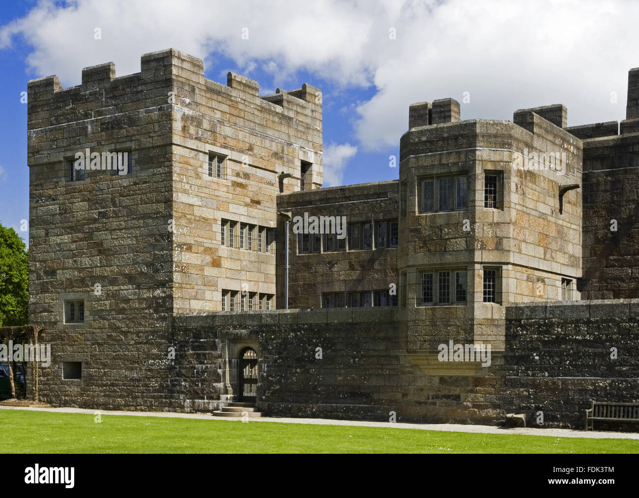 Der Nordturm nach links, und Bad Flügel am Castle Drogo, Devon. Das Gebäude wurde von Edwin Lutyens entworfen und zwischen 1910 und 1925 gebaut. Stockfoto