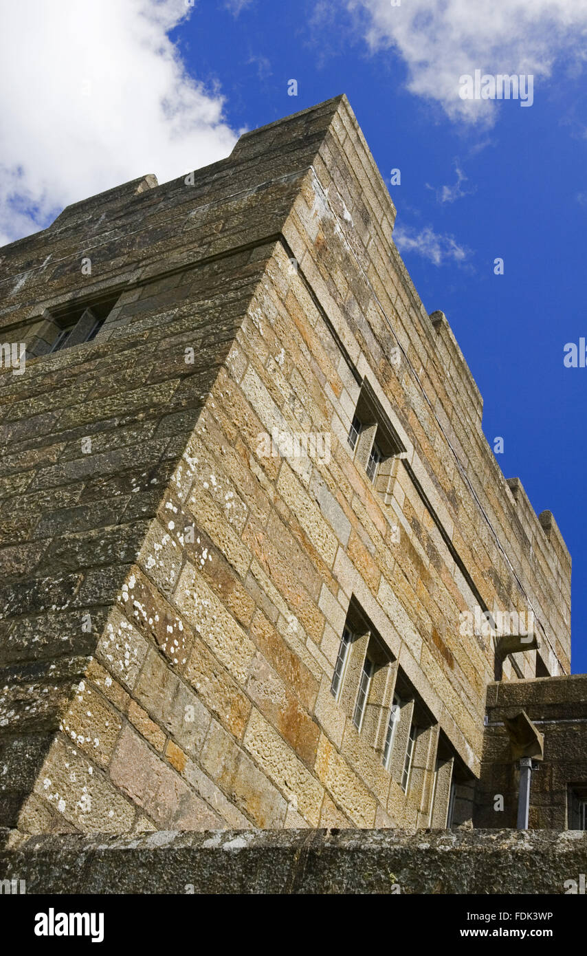 Nachschlagen im Norden Turm der Burg Drogo, Devon. Das Gebäude wurde von Edwin Lutyens entworfen und zwischen 1910 und 1925 gebaut. Die schweren Granit-Mauerwerk in bewehrter Form täuscht seinen eigentlichen Zweck, als ein Flügel. Stockfoto