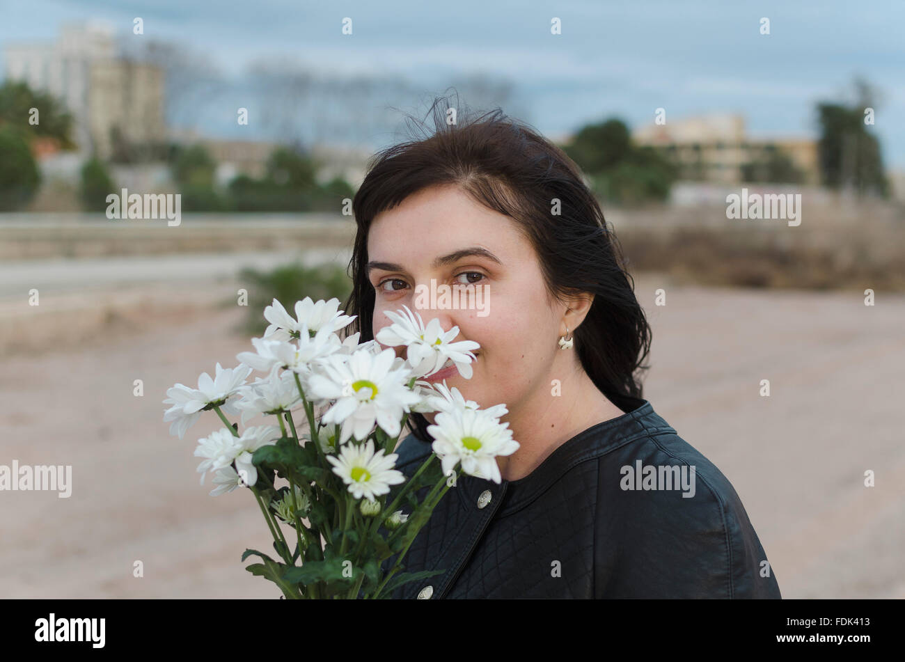 Frau mit einem Blumenstrauß vor ihr Gesicht, Valencia, Spanien Stockfoto