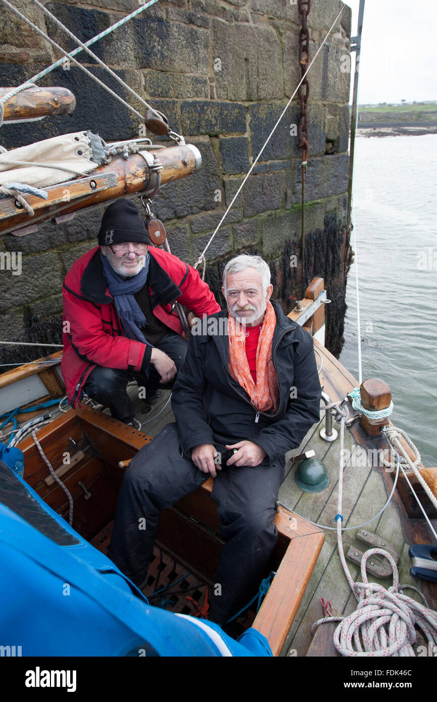 Datei Bild: Hafen von Hayle, Cornwall, UK. 29. Januar 2016. "Matrosen" Steve Shapiro (rote Jacke) und Bob Weise an Bord ihrer Yacht "Nora" in Hayle Hafen Cornwall UK nach mehrere Rettungen in sieben Monaten. Die beiden 71 Jahre alten amerikanischen Freunde nahm das Boot in Norwegen und versuchen, in die USA zu segeln. Bildnachweis: Simon Burt/Alamy Live-Nachrichten Stockfoto