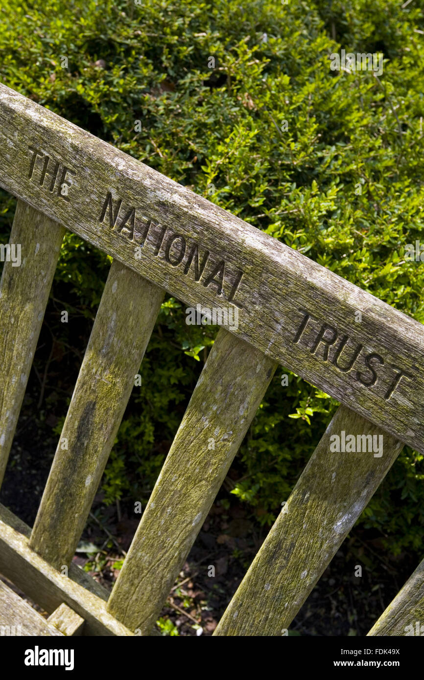 Holzbank Garten, eingeschrieben "National Trust" im Garten in Chartwell, die Heimat von Sir Winston Churchill, in Kent. Stockfoto