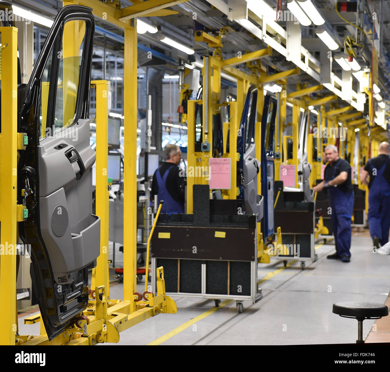 Lundwigsfelde, Deutschland. 1. Februar 2016. Mercedes Transporter in Lundwigsfelde, Deutschland, 1. Februar 2016 hergestellt wird. Die Fabrik feiert 25 Jahre Produktion. Seit 1991 660000 Transporter gebaut worden hier. Foto: BERND SETTNIK/Dpa/Alamy Live News Stockfoto