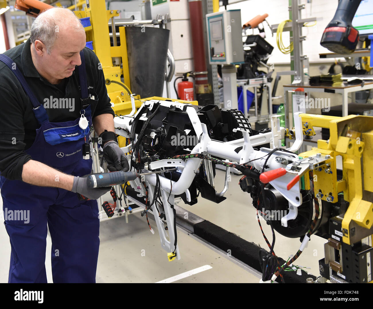 Lundwigsfelde, Deutschland. 1. Februar 2016. Mercedes Transporter in Lundwigsfelde, Deutschland, 1. Februar 2016 hergestellt wird. Die Fabrik feiert 25 Jahre Produktion. Seit 1991 660000 Transporter gebaut worden hier. Foto: BERND SETTNIK/Dpa/Alamy Live News Stockfoto