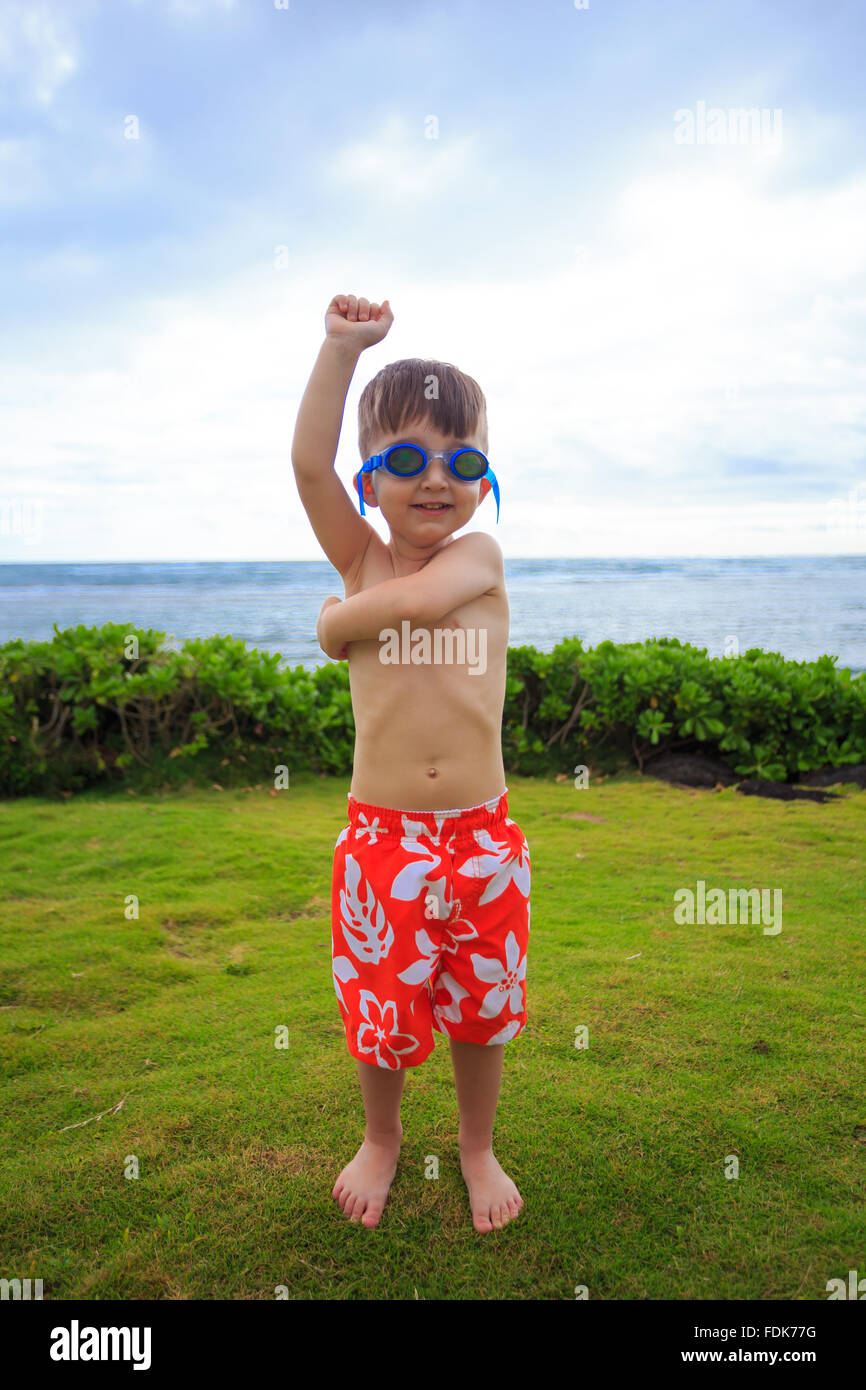 Junge, die Badehose und Brille am Strand, Oahu, Hawaii, USA tragen Stockfoto