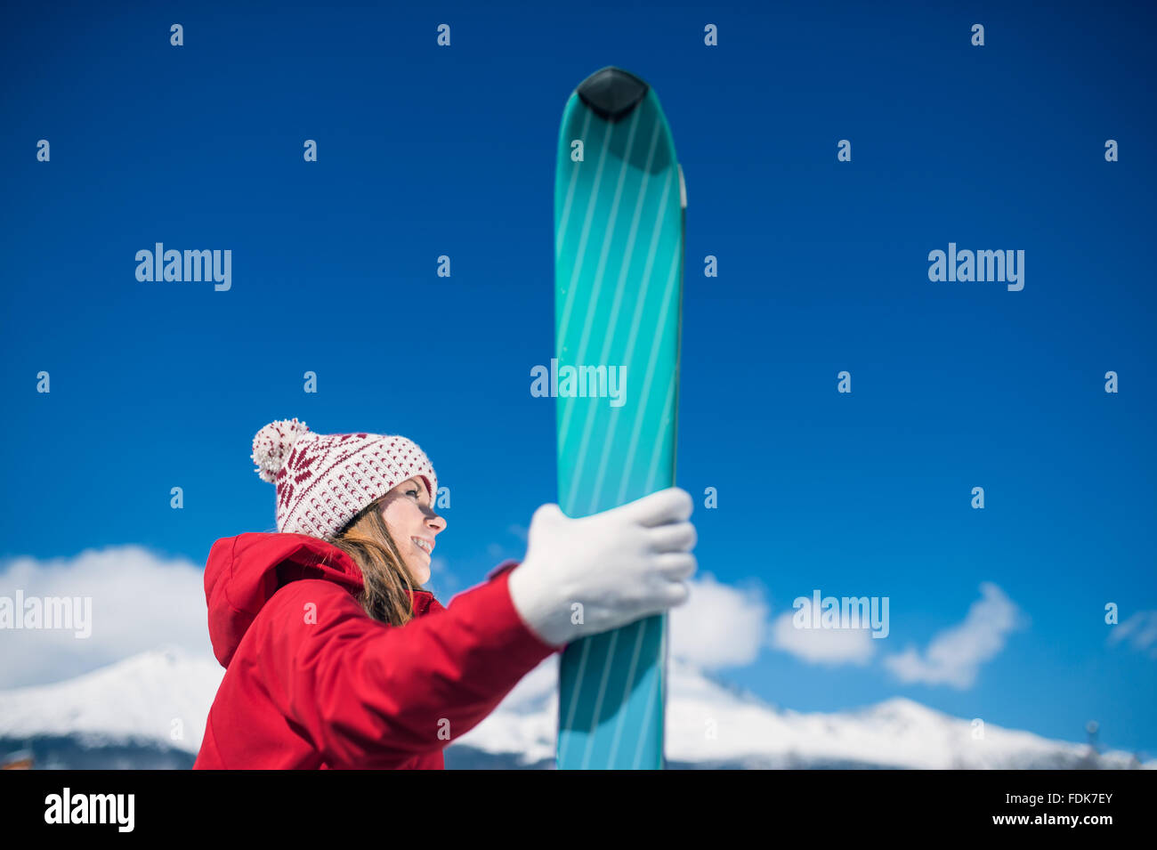 Junge Frau Skifahren Stockfoto