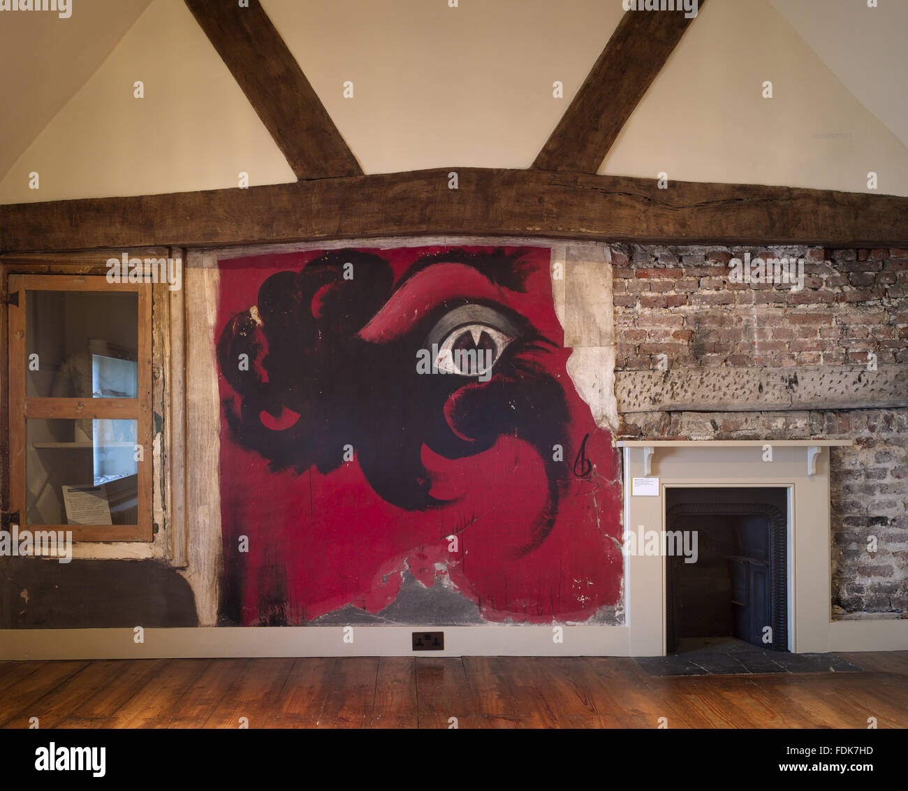 Der Ausstellungsraum in Sutton House, Hackney, London. Die "Hausbesetzer Eye" Graffiti Wandmalerei stammt aus der Zeit, als das Haus in den 1980er Jahren durch Hausbesetzer besetzt war. Stockfoto