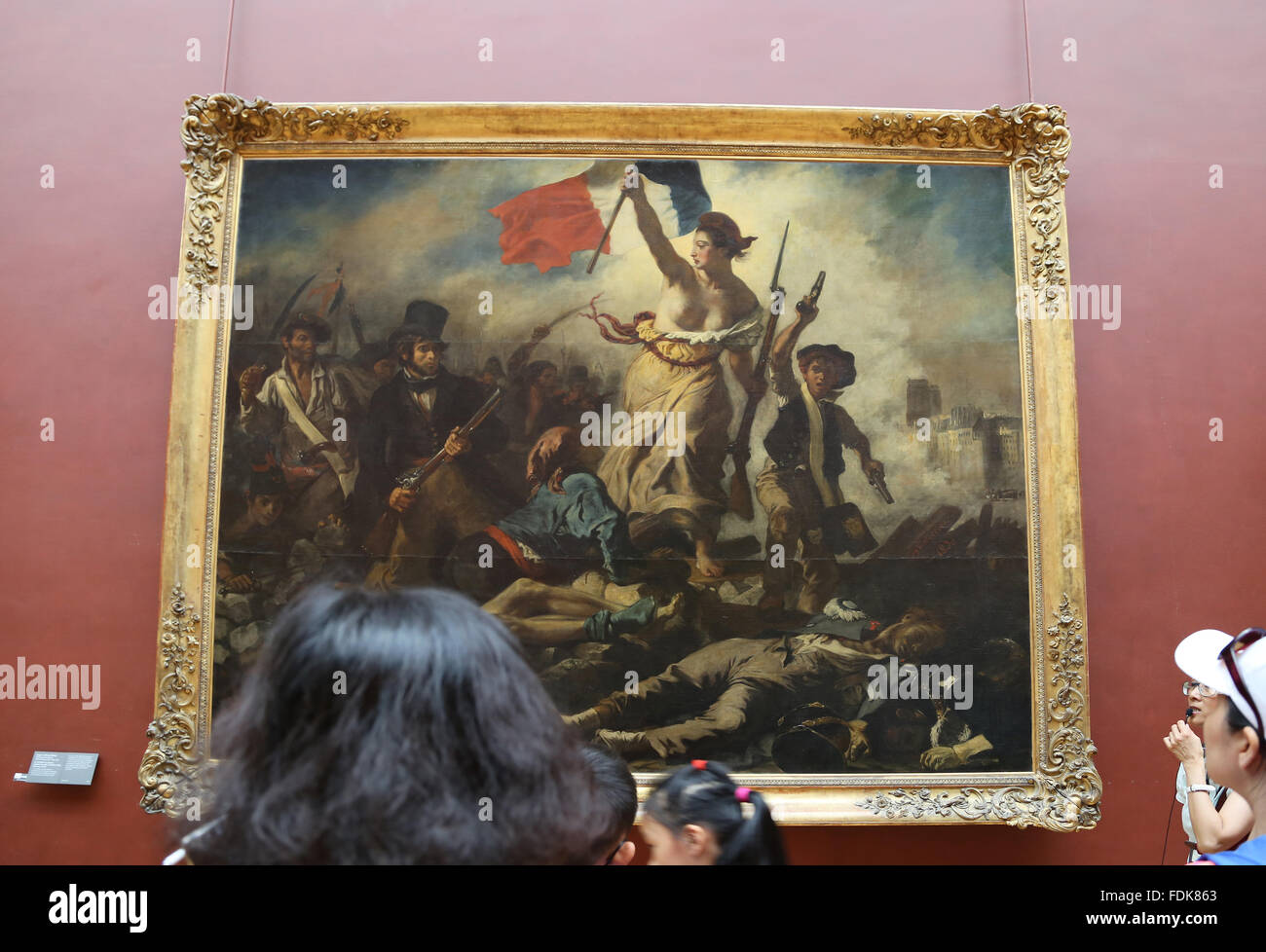 Tourist im Louvre-Museum.  Freiheit führt das Volk, 1831. Von Eugene Delacroix. Paris. Stockfoto