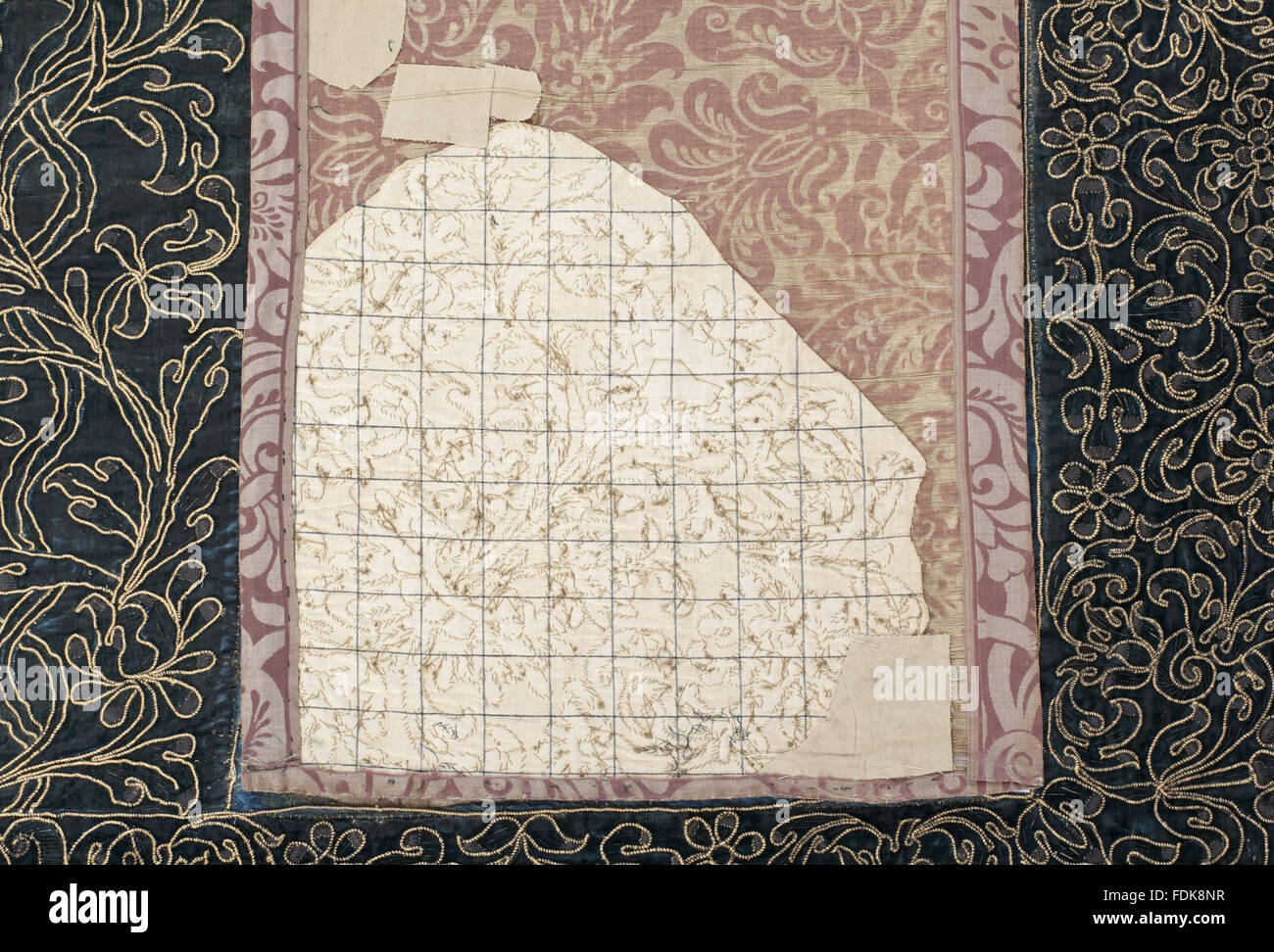 Erhaltung des siebzehnten Jahrhunderts Ham House Königin Vorzimmer Wallhangings, im Textile Conservation Studio Mai Berkouwer. Der Wandbehang hat blaue Seidensamt Grenzen bestickt mit vergoldeten Silberfäden rund um Ersatz Damast-panel Stockfoto