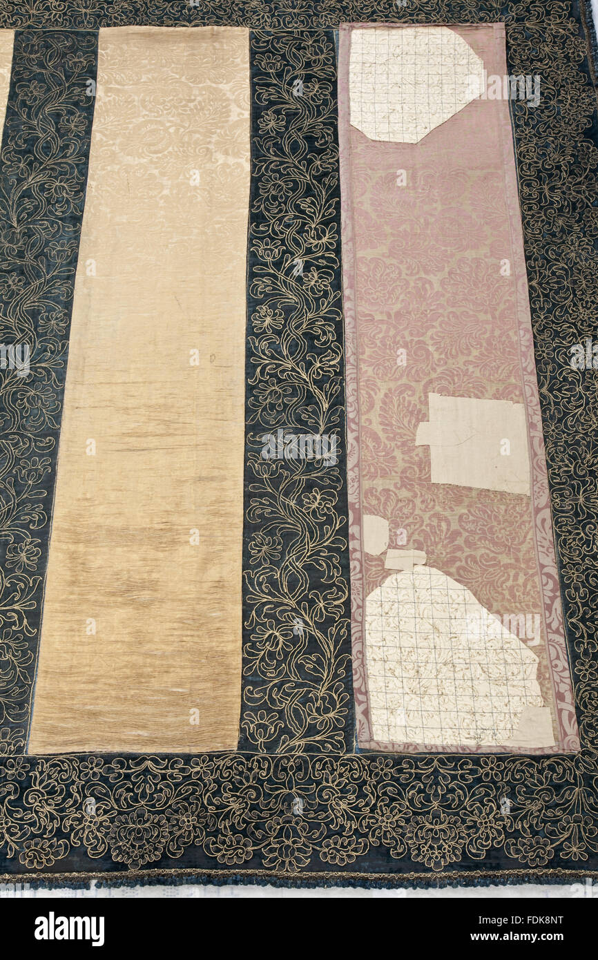 Erhaltung des siebzehnten Jahrhunderts Ham House Königin Vorzimmer Wallhangings, im Textile Conservation Studio Mai Berkouwer. Der Wandbehang hat blaue Seidensamt Grenzen bestickt mit vergoldeten Silberfäden rund um Ersatz Damast-panel Stockfoto