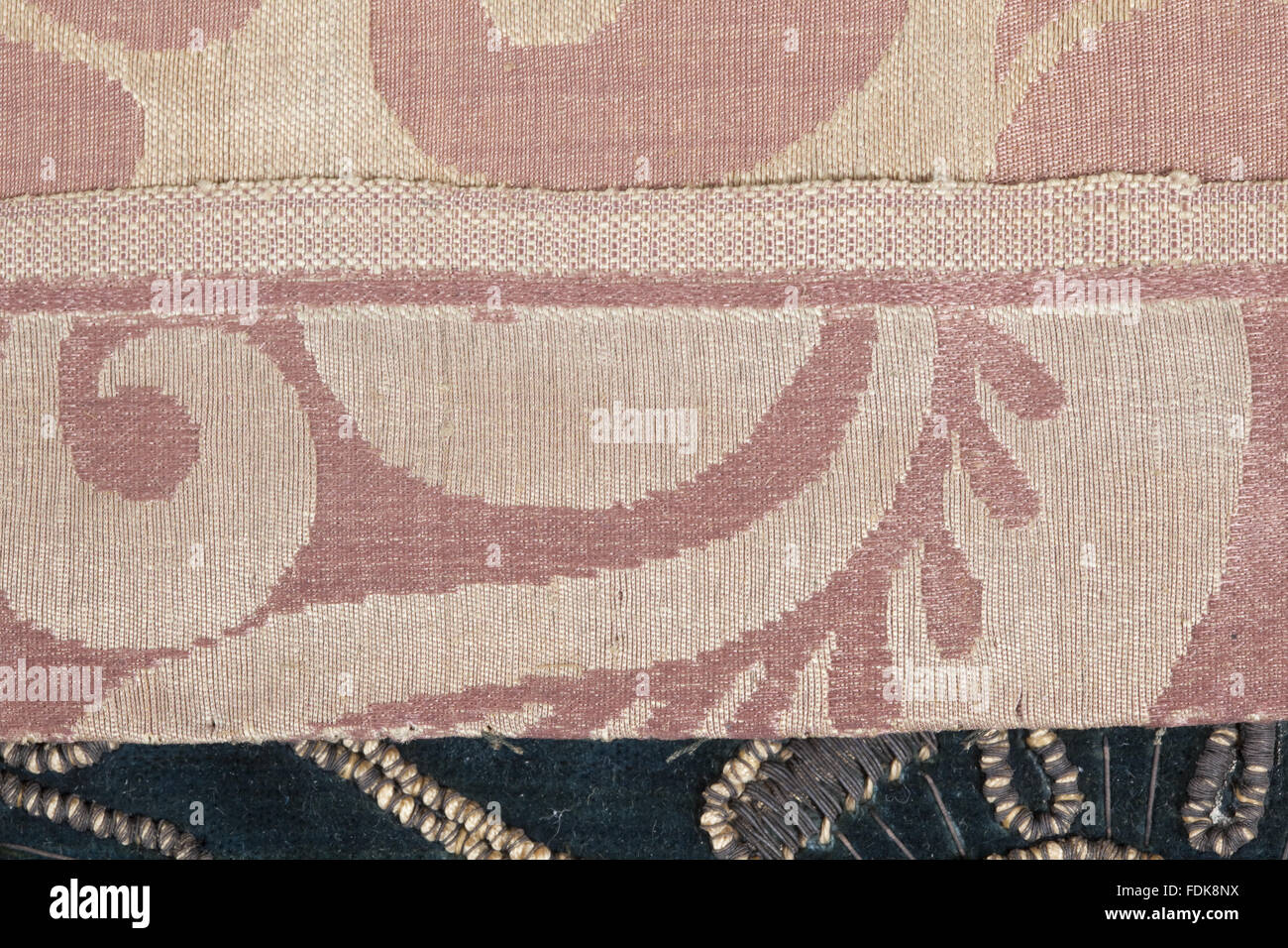 Erhaltung des siebzehnten Jahrhunderts Ham House Königin Vorzimmer Wallhangings, im Textile Conservation Studio Mai Berkouwer. Der Wandbehang hat blaue Seidensamt Grenzen bestickt mit vergoldeten Silberfäden rund um Ersatz Damast-panel Stockfoto Erhaltung des siebzehnten Jahrhunderts Ham House Königin Vorzimmer Wallhangings, im Textile Conservation Studio Mai Berkouwer. Der Wandbehang hat blaue Seidensamt Grenzen bestickt mit vergoldeten Silberfäden rund um Ersatz Damast-panel Stockfoto