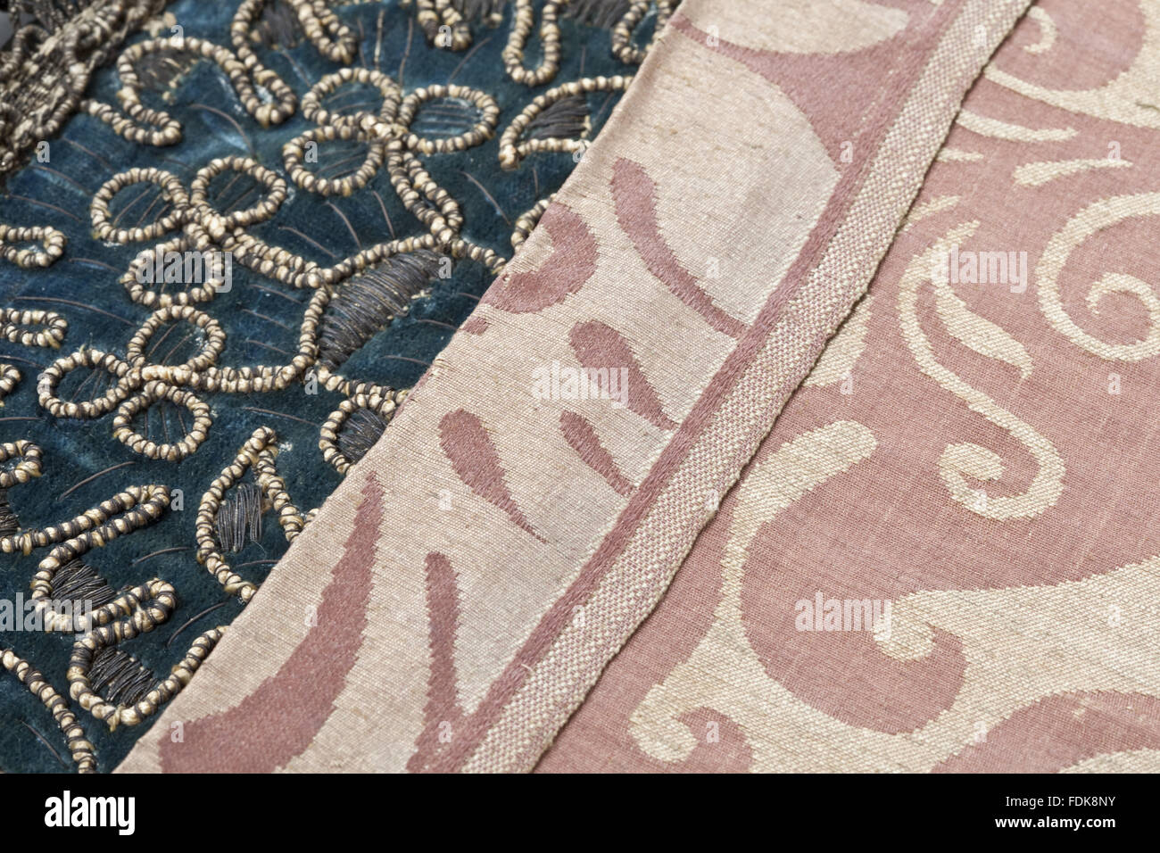 Erhaltung des siebzehnten Jahrhunderts Ham House Königin Vorzimmer Wallhangings, im Textile Conservation Studio Mai Berkouwer. Der Wandbehang hat blaue Seidensamt Grenzen bestickt mit vergoldeten Silberfäden rund um Ersatz Damast-panel Stockfoto