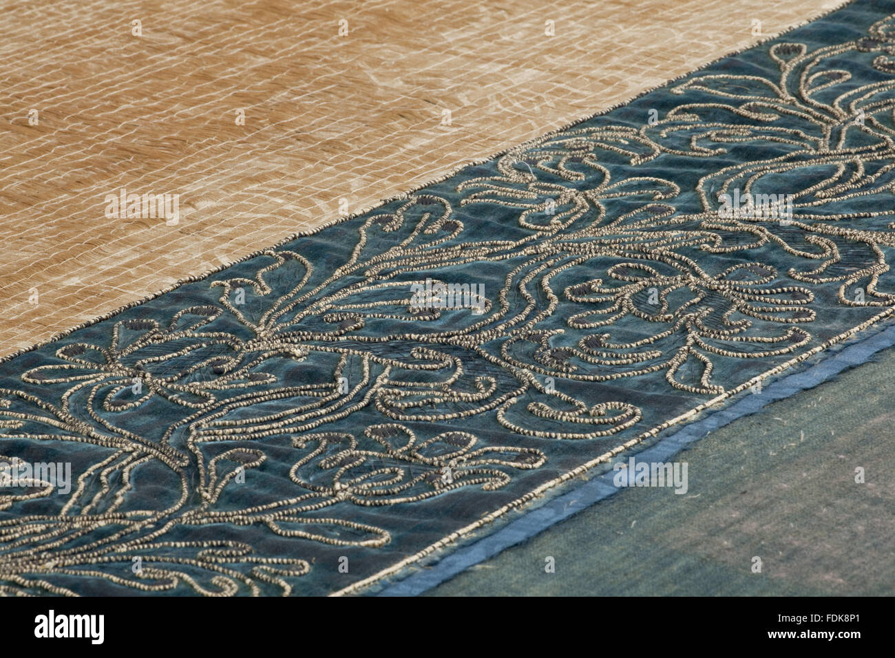 Erhaltung des siebzehnten Jahrhunderts Ham House Königin Vorzimmer Wallhangings, im Textile Conservation Studio Mai Berkouwer. Der Wandbehang hat blaue Seidensamt Grenzen bestickt mit vergoldeten Silberfäden rund um Ersatz Damast-panel Stockfoto