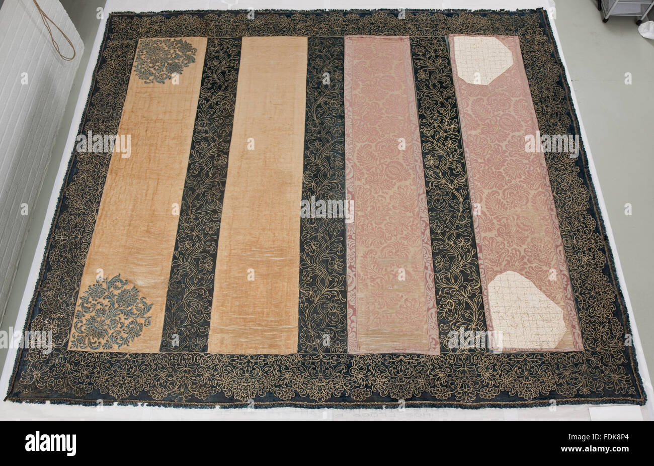 Erhaltung des siebzehnten Jahrhunderts Ham House Königin Vorzimmer Wallhangings, im Textile Conservation Studio Mai Berkouwer. Der Wandbehang hat blaue Seidensamt Grenzen bestickt mit vergoldeten Silberfäden rund um Ersatz Damast-panel Stockfoto