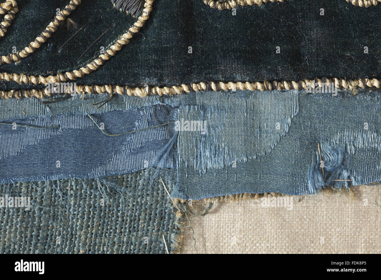 Erhaltung des siebzehnten Jahrhunderts Ham House Königin Vorzimmer Wallhangings, im Textile Conservation Studio Mai Berkouwer. Der Wandbehang hat blaue Seidensamt Grenzen bestickt mit vergoldeten Silberfäden rund um Ersatz Damast-panel Stockfoto