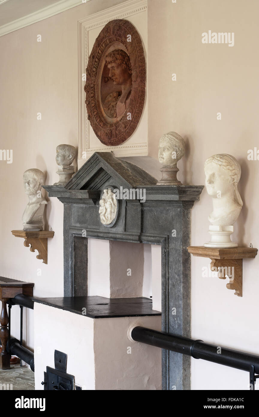 Der Kaminsims in der Stone Gallery, The Vyne, Hampshire. Die Terrakotta-Medaillon über dem Kaminsims ist der Roman Emperor Probus. Stockfoto