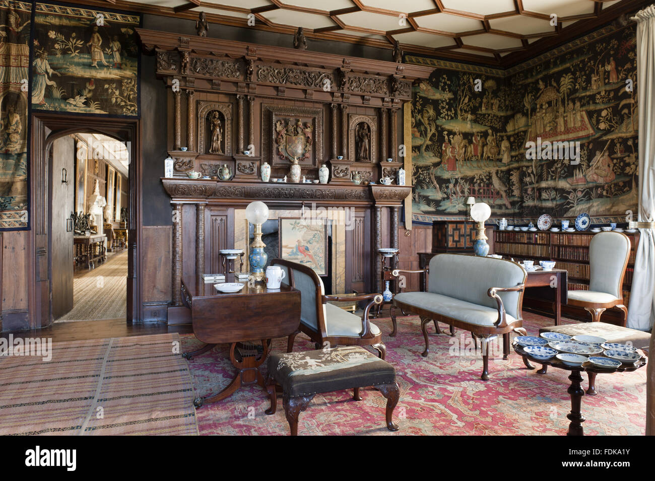 Der Gobelin Zimmer, Vyne, Hampshire. Die Chinoiserie-Wandteppiche in Wolle und Seide sind Englisch, Soho-Fabrik, 1720. Die hölzernen Kaminsims war früher in der Küche Stube. Stockfoto