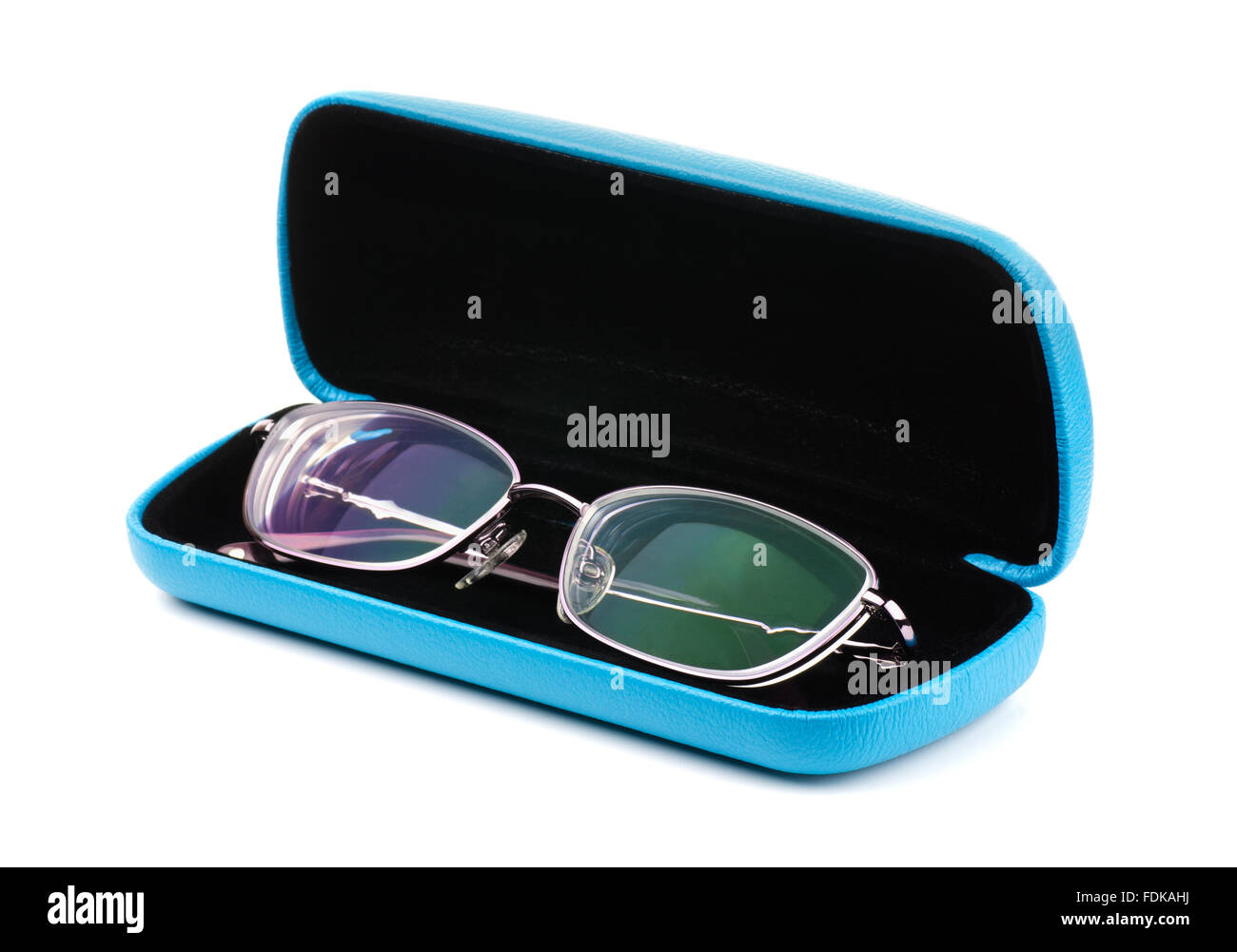Neue Brille in einem Fall auf weißem Hintergrund Stockfoto