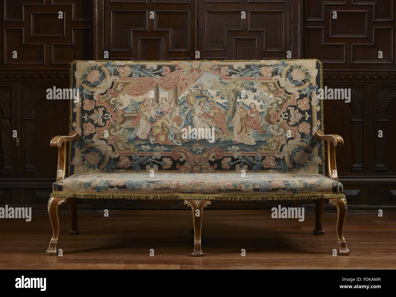 Sofa in Gros und Petit-Point, c.1722, aus Chicheley Hall in Buckinghamshire, jetzt in der Stube im Montacute House, Somerset bestickt. Das Sofa hat einen Parzelle Gilt Nussbaum Rahmen und die Stickerei Funktionen mythologischen Figuren. Stockfoto