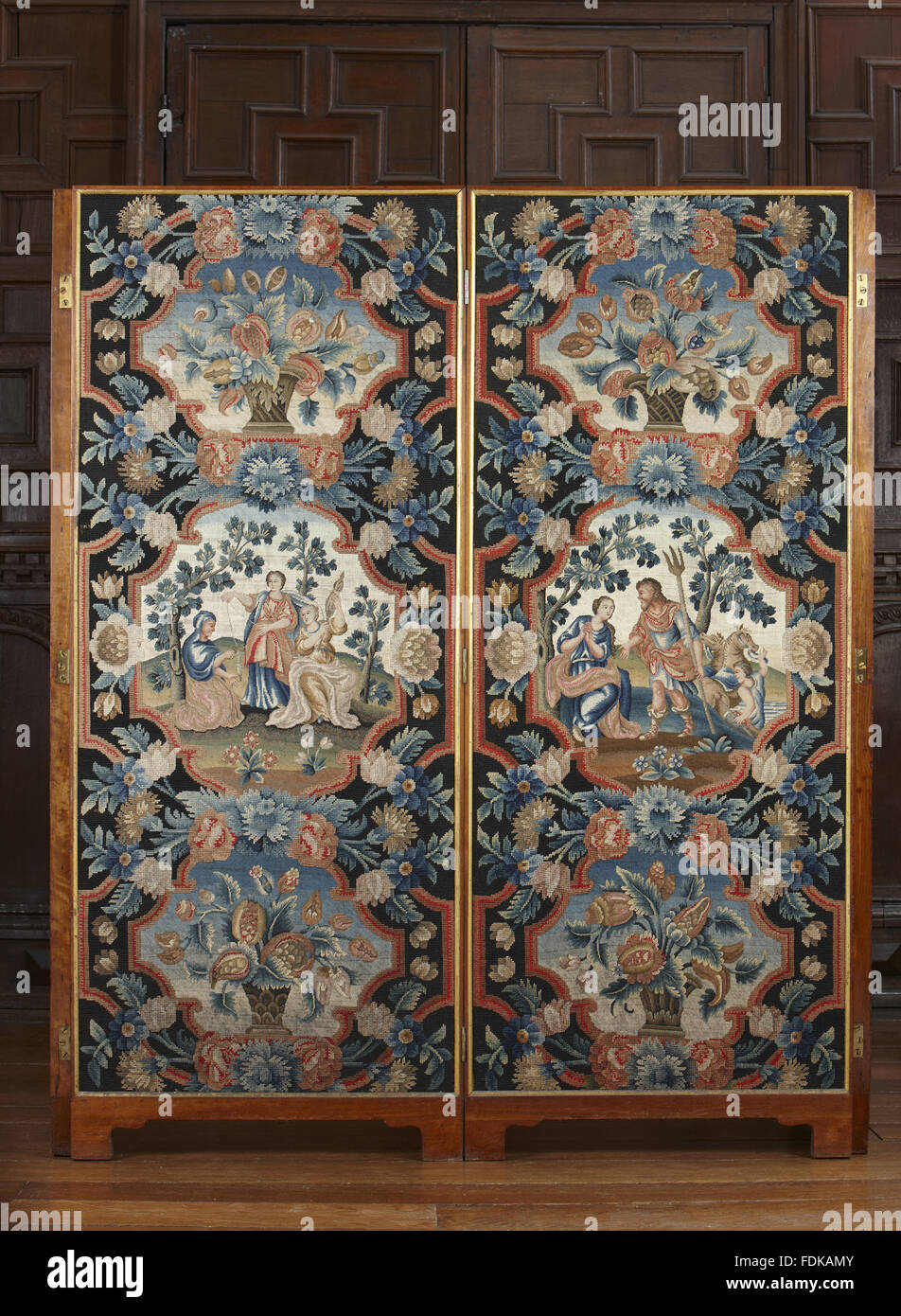 Zwei Platten aus einem frühen achtzehnten Jahrhundert screen mit Stickereien, aus Chicheley Hall in Buckinghamshire, Montacute House, Somerset. Die Stickerei Funktionen Myhtological Figuren im klassischen Kleid innerhalb Bandelwerk Rahmen und eine äußere Grenze der Blumen, Stockfoto