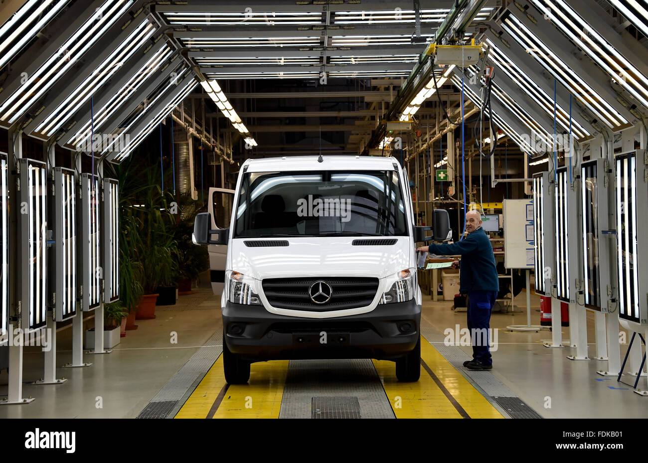Lundwigsfelde, Deutschland. 1. Februar 2016. Mercedes Transporter in Lundwigsfelde, Deutschland, 1. Februar 2016 hergestellt wird. Die Fabrik feiert 25 Jahre Produktion. Seit 1991 660000 Transporter gebaut worden hier. Foto: BERND SETTNIK/Dpa/Alamy Live News Stockfoto