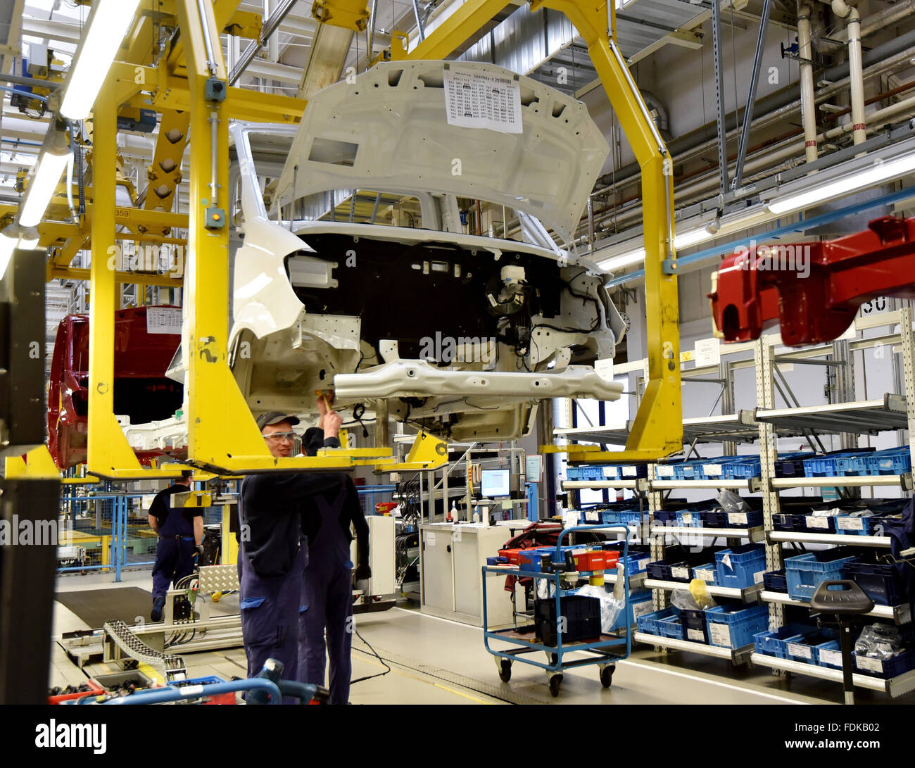 Lundwigsfelde, Deutschland. 1. Februar 2016. Mercedes Transporter in Lundwigsfelde, Deutschland, 1. Februar 2016 hergestellt wird. Die Fabrik feiert 25 Jahre Produktion. Seit 1991 660000 Transporter gebaut worden hier. Foto: BERND SETTNIK/Dpa/Alamy Live News Stockfoto