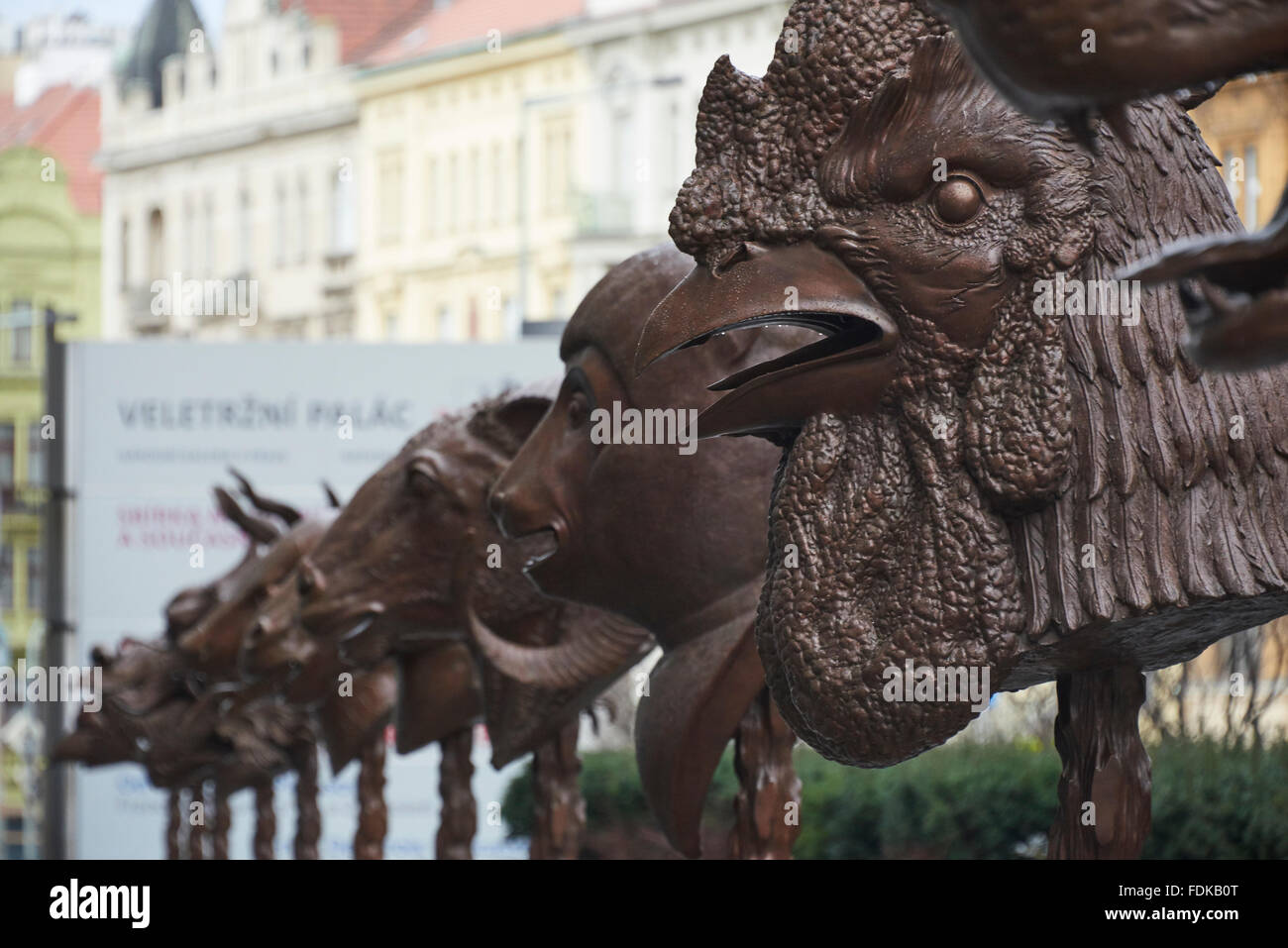 Prag, Tschechische Republik. 1. Februar 2016. Kreis der Tiere/Zodiac Heads zeitgenössische chinesische Künstler Ai Weiwei, erscheint als eines der Projekte, die begleitend zur Ausstellung Großzügigkeit: auf die Kunst des Gebens, widmet sich Themen wie teilen, Großzügigkeit und Patronat und gliedert sich in den 220. Jahrestag der National Gallery Vorgängers, die Bildergalerie von der Gesellschaft des Vaterländischen Freund der Künste in Böhmen. Bildnachweis: Petr Bonek/Alamy Live-Nachrichten Stockfoto