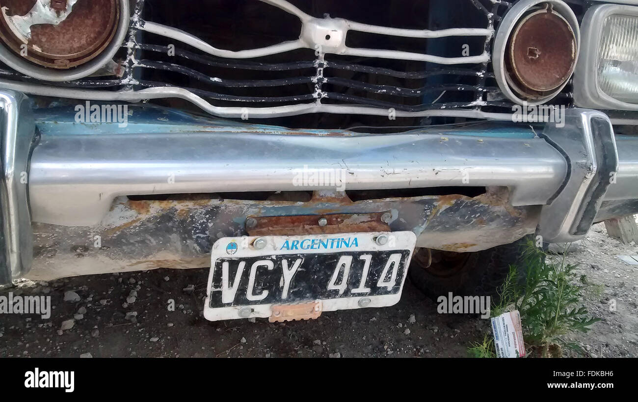 Alte Auto Grill und Stoßfänger auf ein Auto mit argentinischen Platten verprügelt Stockfoto