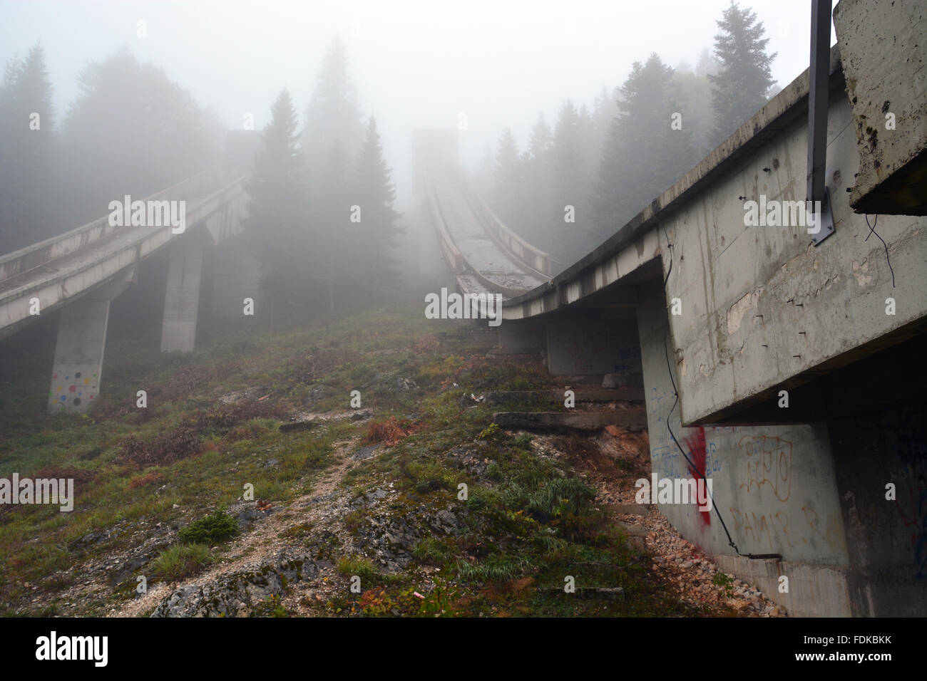 Die beiden verlassenen Ski springt vom Olympiagelände 1984 außerhalb von Sarajevo. Die Gegend wurde von der UNO während des Krieges verwendet. Stockfoto