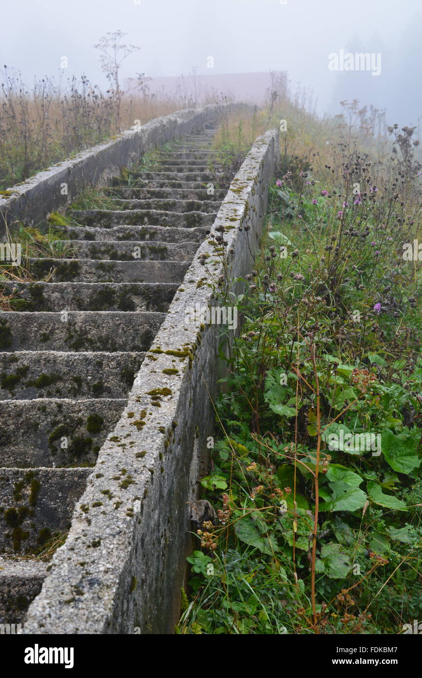 Beschädigte und abgebrochenen Treppen am Ski Jump vom Olympiagelände 1984 außerhalb von Sarajevo. Die Gegend wurde von der UNO während des Krieges verwendet. Stockfoto
