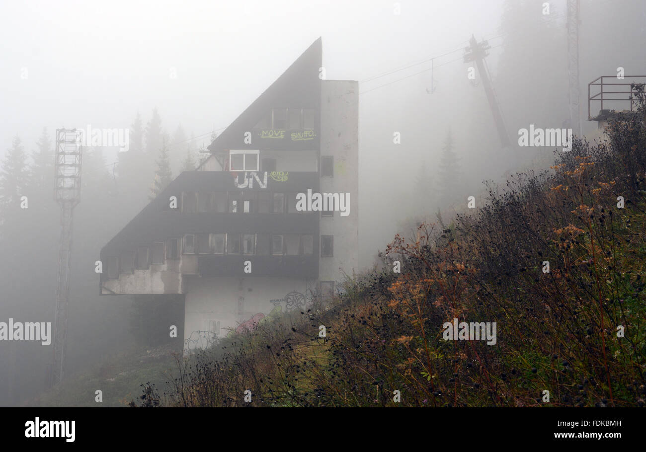 Die verlassenen Medien Gebäude an der Schanze von den Olympischen Website 1984 außerhalb von Sarajevo wurde von der UNO während des Krieges verwendet. Stockfoto